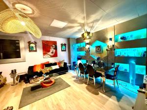 HOSTEL Pepper-Gold -PEDESTRIAN STRETT-3 minutes from marine -very spacious room -BED ROOMS 8 GUEST 55 M2 AND 8 GUEST 65 M2