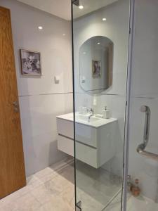 Modern 2BR, Pool & Self Check-In - Marrakech