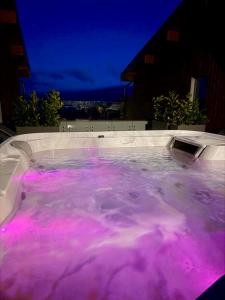 Kras Resort Rubin Apartament 304 - prywatne jacuzzi na tarasie z widokiem na góry