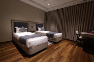 Hampton By ICs