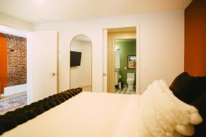 Free Parking - Historic 1BR plus Den Downtown Halifax