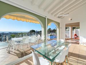 Unique villa in Moraira with infinity pool