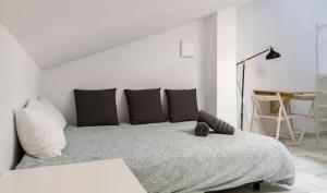 Cozy Studio with Terrace Near Center by TuriVida