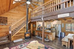 Real log cabin in the Pines with large game room!