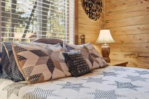 Real log cabin in the Pines with large game room!