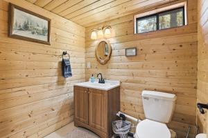Real log cabin in the Pines with large game room!