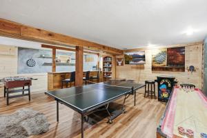 Real log cabin in the Pines with large game room!