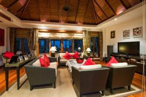 Villa Morel, 7BR Hilltop Estate with Pool & Sauna