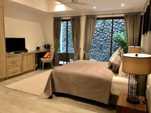 Villa Morel, 7BR Hilltop Estate with Pool & Sauna