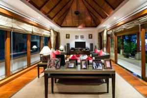 Villa Morel, 7BR Hilltop Estate with Pool & Sauna