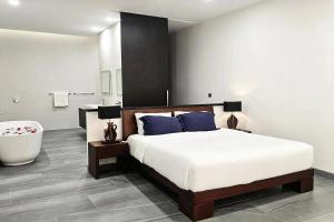 Modern Beachside Living 2BR Bangtao