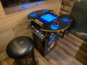 Real log cabin in the Pines with large game room!