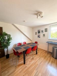 3 Bedroom Central Premium Apartment - Free Parking