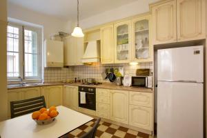 Acropolis Neoclassical Mansion by YHA