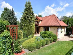 Large holiday home with garden, close to the lake