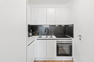 1BR balcony stay near U1 metro and Donau Zentrum