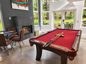 2BD Guest Suite Sleeps 6 Near Downtown & Beach
