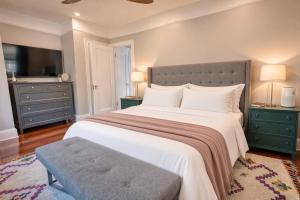 4BR near Prospect Park Off-Street Parking Outdoor Space 3 Kings, 1 Queen