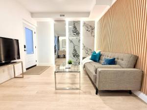 Prince Rupert Suites: Modern 1BR Kitchen & Laundry
