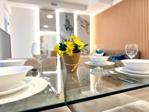 Prince Rupert Suites: Modern 1BR Kitchen & Laundry