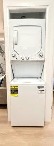 Prince Rupert Suites: Modern 1BR Kitchen & Laundry