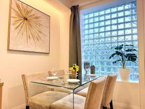 Prince Rupert Suites: Modern 1BR Kitchen & Laundry