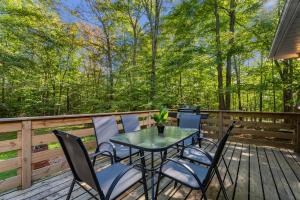 Forest Escape with Fire Pit, BBQ, Close to Downtown Huntsville