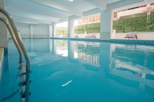Classy 2 Bed Apartment-Gym Pool and Rooftop View