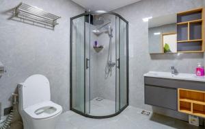 Classy 2 Bed Apartment-Gym Pool and Rooftop View