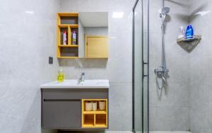 Classy 2 Bed Apartment-Gym Pool and Rooftop View