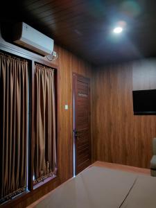 1 bed room with a beautiful view