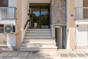 Stylish apt with Garden, Hilton area. near Metro