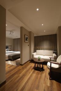 Hampton By ICs