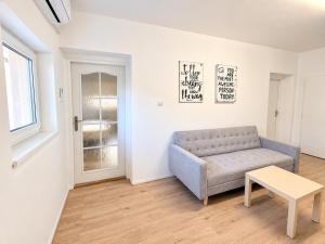 Sunny 2BR Apartment - 2nd Floor - Private Indoor Parking