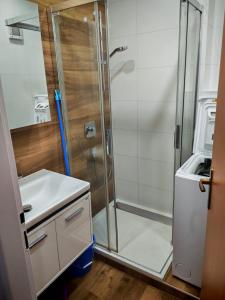 Sunny 1-room apartment with a balcony and parking in the city center