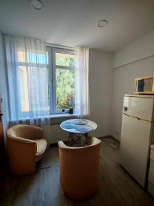 Sunny 1-room apartment with a balcony and parking in the city center