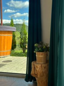 Domek na Wielkiej Górze z widokiem na Tatry, blisko szlaku na Turbacz