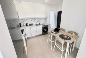 Lombok, top floor, terrace, 2 bedrooms and 2 bathrooms