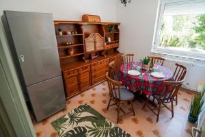 15min to Beach - Central Apt with Garage & Balcony