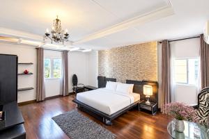 A&EM - The Petit Hotel