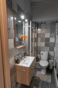 Elenis stylish studio with wooden design
