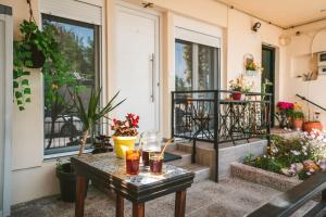 Elenis stylish studio with wooden design