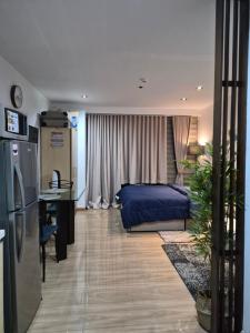 Cozy Room in Makati PH with 55"TV & Balcony, view of the city, rivers & mountains, Free Pool & Sauna, Direct Mall Access