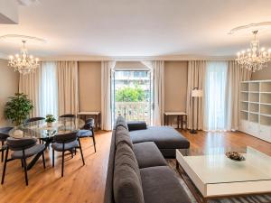 Cape Royale Luxury - Stadium View, Pool & Balcony