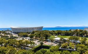 Cape Royale Luxury - Stadium View, Pool & Balcony