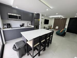 Premium 2-Bedroom Apartment - 8 minutes to SJO Airport, Heredia