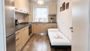 Deluxe by Hillside Apartments