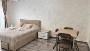 Deluxe by Hillside Apartments