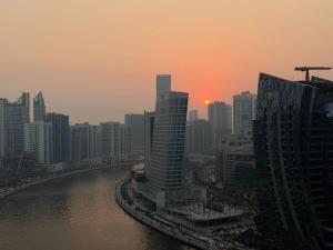 Luxury 2 Beds - Burj and canal view - Huge Balcony