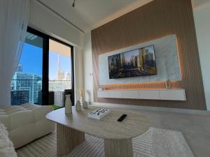 Luxury 2 Beds - Burj and canal view - Huge Balcony